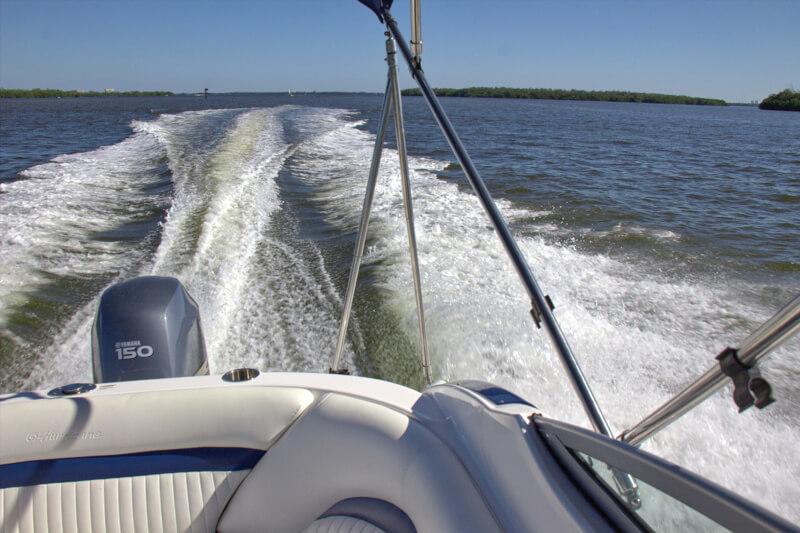 Boot mit 350 PS zum Ferienhaus mieten